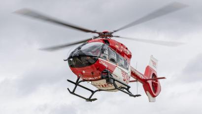 Bild: Daniel Karmann/dpa
Ein Rettungshubschrauber brachte den Mann mit lebensgefährlichen Verletzungen in eine Klinik. (Symbolbild)
