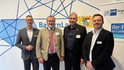 Bild: Birgit Dinauer
IHK-Geschäftsstellenleiter Schwandorf Josef Ebnet (von links) mit Nabburgs Bürgermeister Frank Zeitler, Technologie Campus-Geschäftsführer Thomas Niehoff und Michael Vogel von der IHK Regensburg.