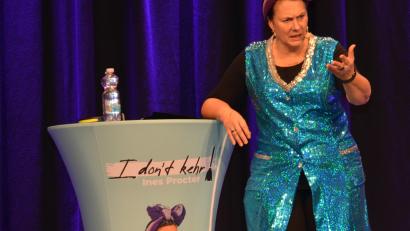 Bild: Elisabeth Dobmayer
Ines Procter nimmt kein Blatt vor den Mund, wenn sie über ihre scharfsinnigen Beobachtungen wie über Digitalisierung, Bürokratie und moderne Alltagsabsurditäten spricht.