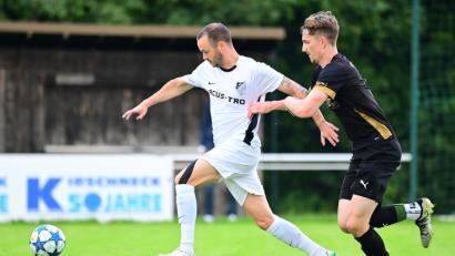 Archivbild: Schrems, Thomas
Nico Stark (rechts) und der FC Tirschenreuth hatten gegen den FC Marktleuthen um Spielertrainer Sebastian Bösel (links) überraschend deutlich das Nachsehen.