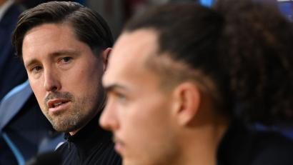 Bild: Arne Dedert/dpa
Co-Trainer Jan Fießer (l) vertrat den erkälteten Eintracht-Chefcoach Dino Toppmöller auf der Pressekonferenz.