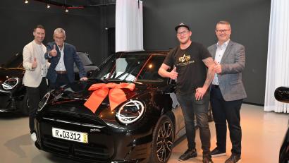 Bild: Gewinnsparverein Bayern, Fotojournalist Joachim Busch
Geschäftsführer Markus Eichenseer, Gewinnsparverein Bayern, Regionalmarktleiter Anton Zilbauer, Volksbank Raiffeisenbank Nordoberpfalz, Gewinner Kevin Brenner aus Eslarn sowie Geschäftsstellenleiter Markus Dimper. Volksbank Raiffeisenbank Nordoberpfalz