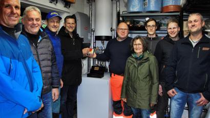 Bild: ds
Bürgermeister Roman Berr und Betriebsleiter Peter Winkler nehmen die Wärmepumpe in Betrieb. Die Inbetriebnahme begleiteten (von links) die Gemeinderäte Christoph Miszka, Gerhard Pirner, Installateur Erich Schober, Bürgermeister Roman Berr, Peter Winkler, 2. Bürgermeisterin Lydia Zahner, Jonas Spiller und die Gemeinderäte Christoph Pirner und Markus Wagner.