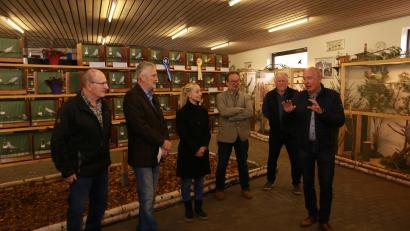 Bild: egl
Karl-Heinz Loos (2.v.l.) eröffnete zusammen mit der 2. Bürgermeisterin und Schirmherrin Elisabeth Gruber (3.v.l.), sowie Ehrenschirmherr und Bürgermeister Roland Strehl (rechts) die Vogelschau 2025.