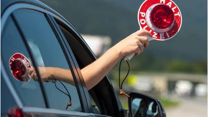 Symbolbild: Peter Kneffel/dpa
Schleierfahnder stoppten den Wagen auf der Autobahn 93.