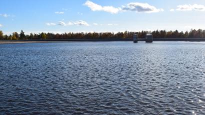 Bild: bnr
Der Hochspeicher Rabenleite hat ein Speichervolumen von 1,57 Mio. Kubikmeter Wasser. Die Fallhöhe zum Kraftwerk Reisach beträgt 180 Meter.