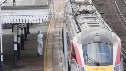 Bild: Joe Giddens/PA Wire/dpa
Nach der Messerattacke in einem Zug nahe Huntingdon wurde der Tatverdächtige angeklagt.