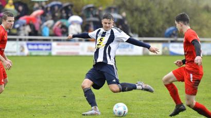Bild: Hubert Ziegler
Klare Sache: Timo Rubenbauer (Mitte) fertigte mit dem SV Raigering Verfolger Königstein ab.