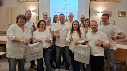 Bild: prh
Susi und Raphael Bittner, Kerstin Chrobok, Daniel Frank, Andreas Chrobok, Jasmin Sankey, Christian Lang, Neziah Fritsch, Marius Milbauer, Sophie Meyer, Thomas Bock und Manuel Baier (von links) unterstützen ihren Vorsitzenden und Bürgermeisterkandidaten Marcus Fritsch (Mitte) als Kandidatinnen und Kandidaten für die Wählergemeinschaft "Bürger für Bürger" im Markt Plößberg bei den Kommunalwahlen im nächsten Jahr.