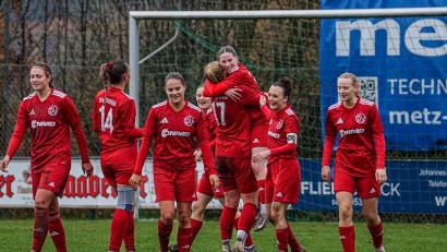 Bild: Hannah Dirscherl
Die Kleinste ganz groß: Magdalena Milewski erzielte ihr erstes Tor im Verbandspokal für den TSV Theuern. Sie wird von Anne Wagner (17) umarmt.