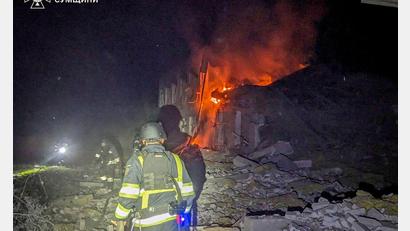 Bild: Uncredited/Ukrainian Emergency Service/dpa
Die Region Sumy ist immer wieder Ziel russischer Angriffe. (Archivbild)