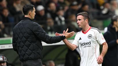 Bild: Arne Dedert/dpa
Hat das Haar wieder schön: Fußball-Star Mario Götze (r./Archivfoto)