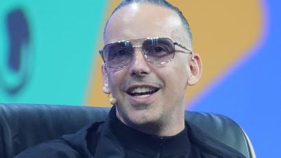 Bild: Marcus Brandt/dpa
Der Künstler kniete bei seinem Heiratsantrag. (Archivbild)