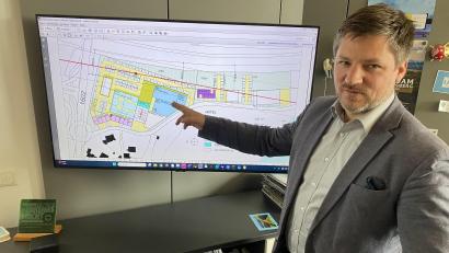 Bild: sbö
Da könnte etwas Großes entstehen: Schwarzenfelds Bürgermeister gibt Einblicke rund um die neuen Pläne für das Allkofer-Gelände.