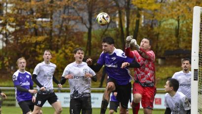 Bild: Hans Mark
Nabburgs Torwart Thomas Bergmann rettet vor Detags vor Roko Prstec. Der TV siegte in Wernberg mit 4:1.
