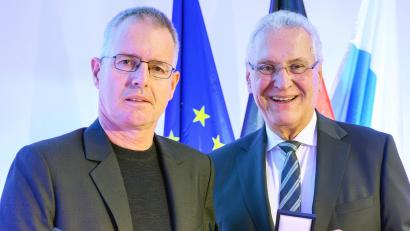 Bild: Bayerische Staatskanzlei
Der Bayerische Innenminister Joachim Herrmann überreicht Uwe Dressel (links) das Ehrenzeichen.