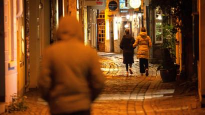 Bild: Sina Schuldt/dpa
Für viele Mädchen und Frauen ist der Heimweg in der Nacht mit Angst verbunden.