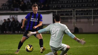 Bild: Gerhard Büttner
Christoph Fenninger  (WEN) scheitert an TW Nikolas Köpper (Rgb)