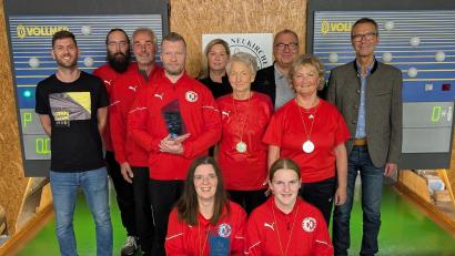 Bild: Uwe Rupprecht
Vertreter der erfolgreichen Mannschaften und Einzelsieger mit Turnierleiter Uwe Rupprecht (links), Vertreterin vom Landratsamt Amberg-Sulzbach, Stephanie Winter (stehend Fünfte von links), Leiter der Sportförderung Robert Graf (stehend Dritter von rechts) sowie Bürgermeister Peter Achatzi (rechts).