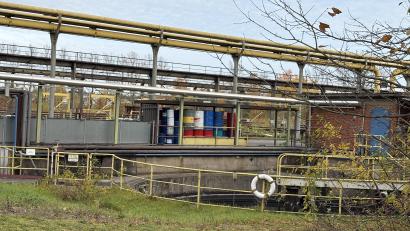 Bild: ge
Die Kläranlage des Rohrwerks läuft noch weiter. Wer die Kosten für die Handvoll Mitarbeiter trägt, die hier noch arbeiten, wird gerade juristisch ausgehandelt.