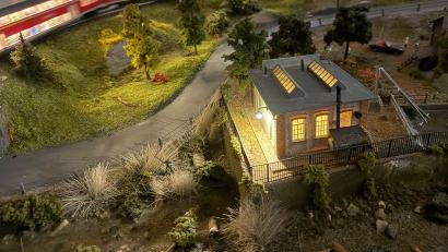 Bild: Gabi Schönberger
Wenn es Abend wird in der Miniaturwelt, erstrahlt das Bahnhäuschen im warmen Licht.