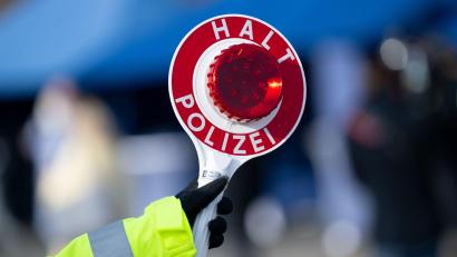 Bild: Sven Hoppe/dpa
Nach der Kontrolle wird gegen die beiden ermittelt. (Symbolbild)