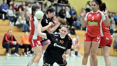 Archivbild: Hubert Ziegler
Tina Lösch (schwarzes Trikot, Szene aus einem früheren Spiel) beim Abschluss. Die Handballerinnen der HG Amberg verloren am Samstagnachmittag gegen den HC Forchheim.