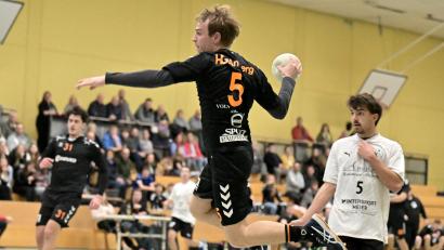 Bild: Hubert Ziegler
Kilian Ludwig (Mitte) von der HG Amberg kommt beim Derbysieg gegen Nabburg/Schwarzenfeld zum Torwurf. Am kommenden Samstag geht es für die HG gegen Eckenthal.