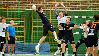 Bild: Hubert Ziegler
Julian Schaller (am Ball) und die HG Amberg sind gegen Herzogenaurach Favorit.