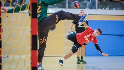 Bild: gud
Bastian Ruhland (rotes Trikot, Szene aus der Partie gegen Amberg) und der HV Oberviechtach sind bei der SG Regensburg zu Gast.