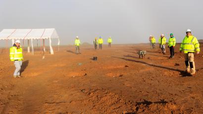 Bild: Hösamer
Ingrid Tamerl-Seiler und Michael Seiler (vorne links und rechts) stehen mit ihren Kollegen an den Pfostenlöchern, in denen vor 3000 Jahren die Pfähle für ein Langhauses standen. Die Archäologen arbeiten auf der Tennet-Baustelle am Spielberg beim Schwandorfer Stadtteil Naabeck.