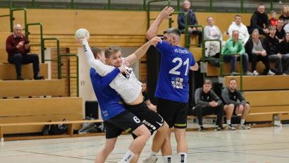 Bild: ref
Anton Kallmeier (Mitte) und der HC Sulzbach ließen sich trotz größter Gegenwehr von der HG Eckental nicht aufhalten und feierten einen souveränen Heimsieg.