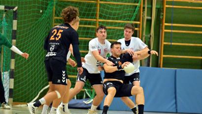 Archivbild: Hubert Ziegler
Ahmed Arrak (Mitte, Szene aus dem Spiel gegen Sulzbach) von der HG Amberg wird in die Zange genommen. Gegen Herzogenaurach gelang der HG ein ungefährdeter 34:18-Heimsieg.