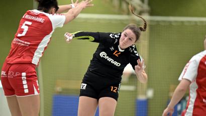 Bild: Hubert Ziegler
Christina Vogel (Mitte, Szene aus einem früheren Spiel) von der HG Amberg beim Abschluss. Für die Amberger Handballerinnen ist er Klassenerhalt nach der Niederlage gegen Hersbruck fast nicht mehr zu schaffen.