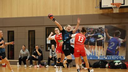 Bild: Dieter Jäschke
Für Franziska Ryder (dunkles Trikot) und ihre Teamkolleginnen gab es gegen die SG Regensburg zunehmend kein Durchkommen mehr.