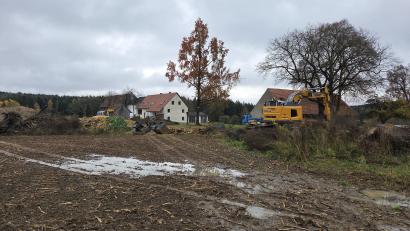 Bild: ge
Hier bei Brünnthal werden derzeit 330 Meter Wasserleitungen samt Hausanschlüssen und Hydranten erneuert.