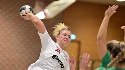 Archivbild: Hubert Ziegler
Christina Plößl (links, Szene aus einem früheren Spiel) erzielte beim 26:21 Sieg der Sulzbacher Handballerinnen sechs Tore.