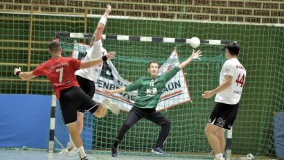 Archivbild: Hubert Ziegler
Sulzbachs Torhüter Filip Kaiser (Mitte) zeigte im Spiel beim TV Wackersdorf eine starke Leistung und war mit seinen Paraden mitverantwortlich für den klaren Sieg.