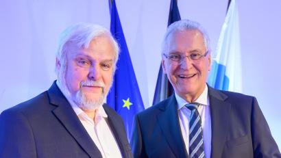 Bild: Timm Schamberger/Bayerische Staatskanzlei
Helmut Götz erhält die Ehrung von Bayerns Innenminister Joachim Herrmann.