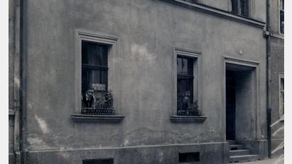 Bild: Privatarchiv Thomas Dobler
Synagoge in Weiden, Ringstraße 17, um 1910: Betsaal (oben), Schule und eine Hausmeisterwohnung (unten) befanden sich auf engstem Raum unter einem Dach. Am 9. November 1938, einem Mittwoch, stürmten SA- und SS-Männer das Gebäude.