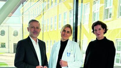 Bild: KNO AG
Vorstand Michael Hoffmann (links) und Ärztliche Direktorin Professor Dorothee Bremerich (rechts) heißen Dr. Wenke Finkenzeller (Mitte) herzlich willkommen.