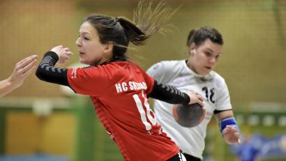 Archivbild: Hubert Ziegler
Sophie Last (rotes Trikot/Szene aus einem früheren Spiel) und die Damen des HC Sulzbach haben das Spitzenspiel in Nürnberg gewonnen.