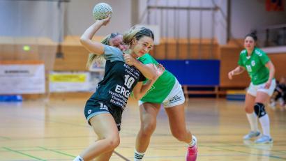Bild: gud
Carina Hauser (links/ Szene aus einem früheren Spiel) und ihre Teamkolleginnen vom HV Oberviechtach waren in Bamberg chancenlos.