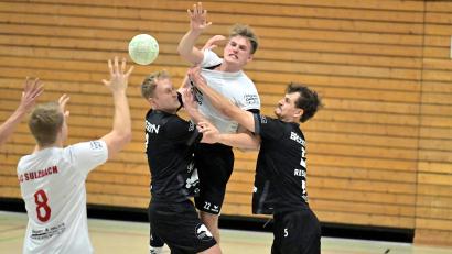 Bild: Hubert Ziegler
David Tous (Zweiter von rechts/hier im Spiel gegen den TV Erlangen-Bruck II) wechselte vor der Saison vom TB Roding zum HC Sulzbach. Jetzt trifft er mit seinem neuen Team auf seinen ehemalige Mannschaft.