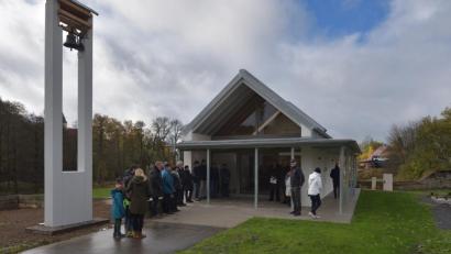 Bild: Alexander Hörl
Auf dem Bild das neugebaute Leichenhaus im Friedhof in Pullenreuth.