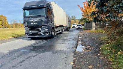 Bild: Gabi Schönberger
Hier fahren Linienbusse, Schwerlast- und Autoverkehr. Für Fußgänger ist der Edeldorfer Weg alles andere als sicher. Es fehlen Gehwege. Die Stadt will die Ausbaupläne für die Straße wieder aufgreifen.