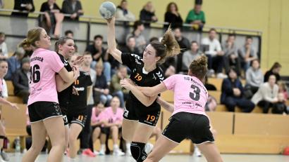 Bild: Hubert Ziegler
Julia Schmitt (Zweite von rechts) von der HG Amberg war mit neun Treffern erfolgreichste Werferin. In dieser Szene war sie am Kreis erfolgreich, beobachtet von Mannschaftskollegin Tina Lösch (Zweite von links).