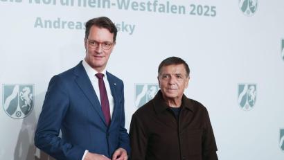 Bild: Oliver Berg/dpa-Pool/dpa
Foto-Kunststar Andreas Gursky (70) hat den NRW-Staatspreis erhalten.
