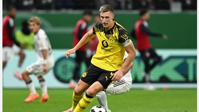 Bild: Arne Dedert/dpa
Nico Schlotterbeck war beim Abschlusstraining von Borussia Dortmund dabei.