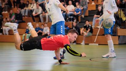 Bild: Guenter Uschold
Jannik Uschold (rotes Trikot) lief in Wackersdorf das letzte Mal im Trikot des HV Oberviechtach auf.